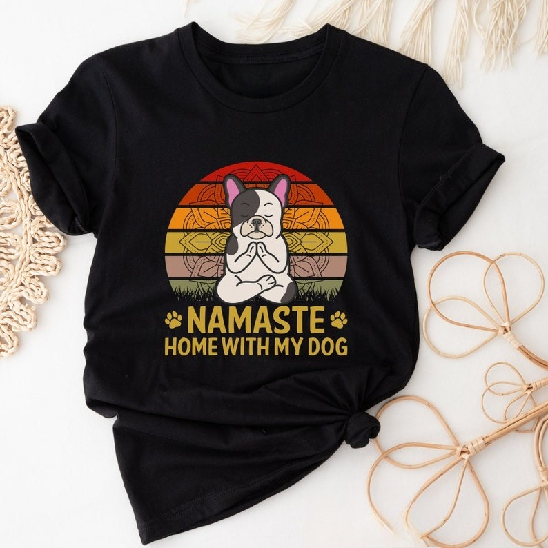 Pilates Yoga Instructor - かわいい漫画犬ナマステシャツ面白いヨガギフト瞑想 Tシャツピラティス Tシャツインストラクター恋人プリント Tシャツトップスクルーネック