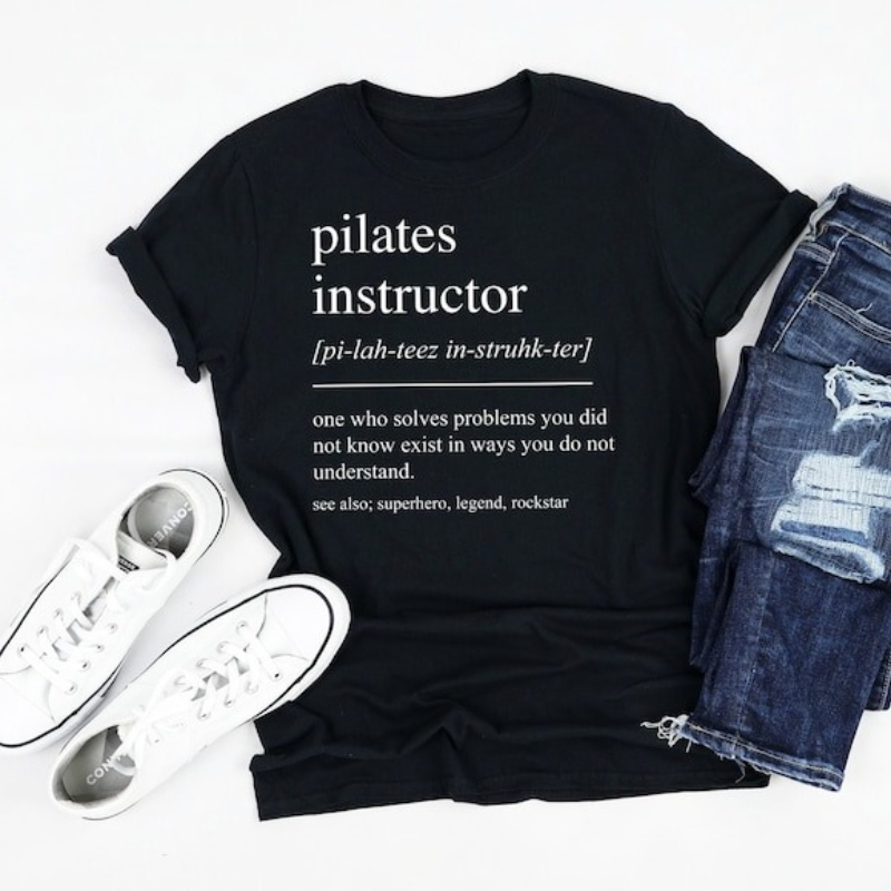 Pilates Yoga Instructor - ピラティスインストラクター コットン Tシャツ 面白いシャツ 女性用 ワークアウト
